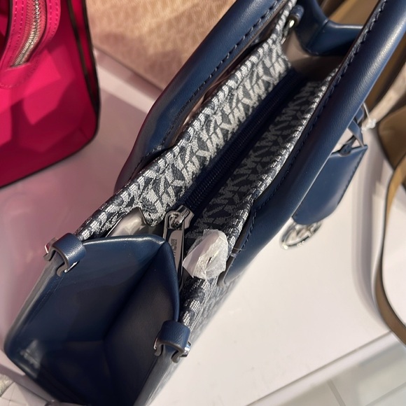 Michael Kors Mirella Small Ombré Signature Logo Crossbody Bag
Navy 
NWT - Picture 8 of 16